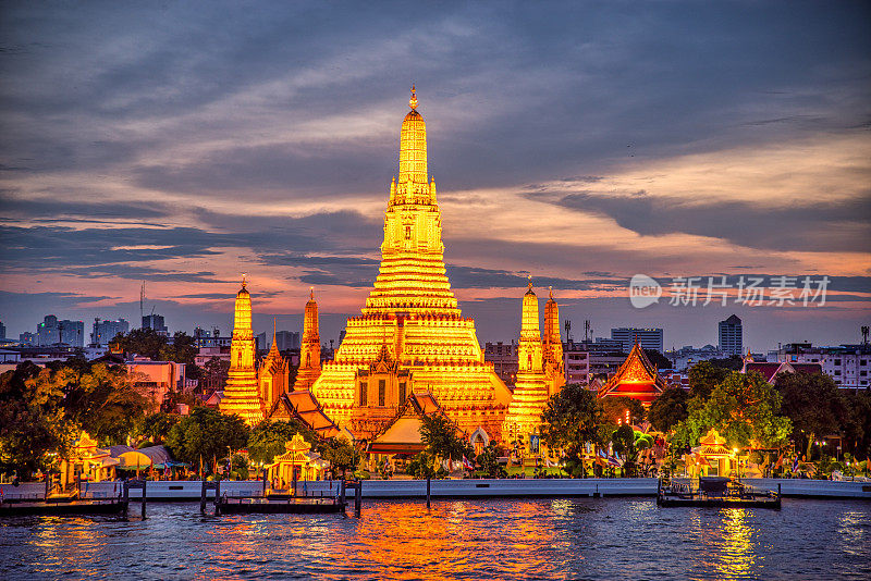 日落城市天际线在Wat Arun，曼谷。泰国